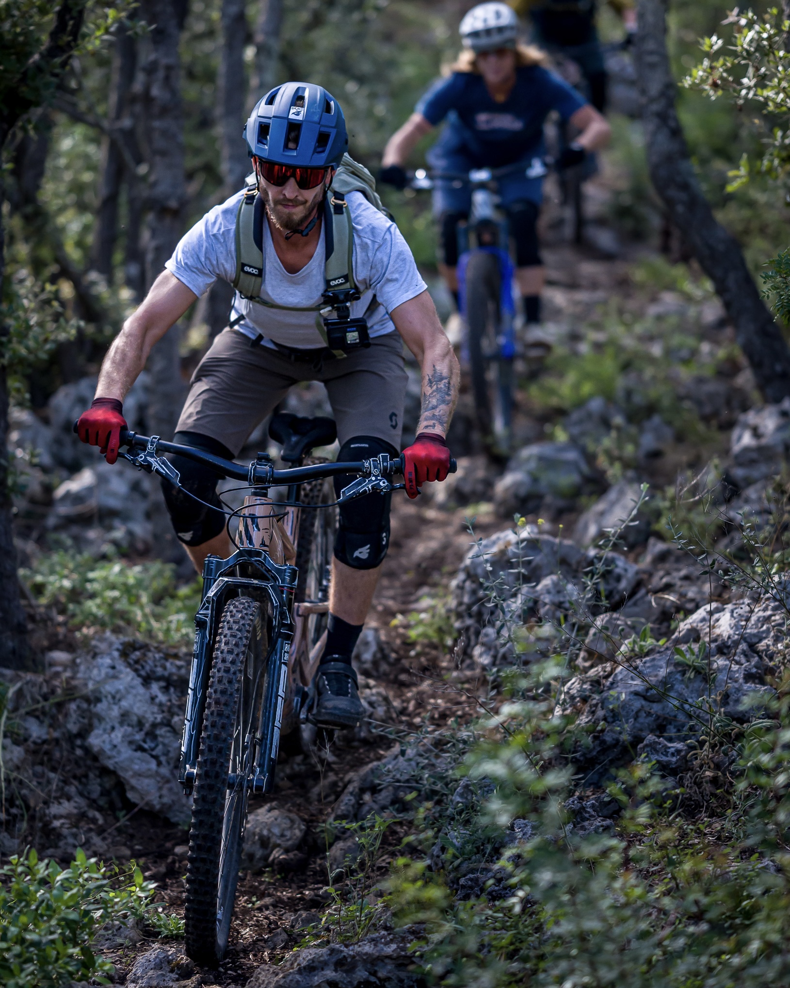 Parte di TuscanHillEnduro e raramente sui trail senza la sua macchina fotografica.
Sempre alla ricerca di nuove avventure, incontri speciali e storie che non si possono programmare. Tra polvere, tramonti e chilometri infiniti, si sente a casa dove la strada è ancora sconosciuta.